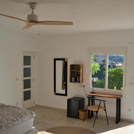 לינה וארוחת בוקר Ecovilla בנאחראפה
